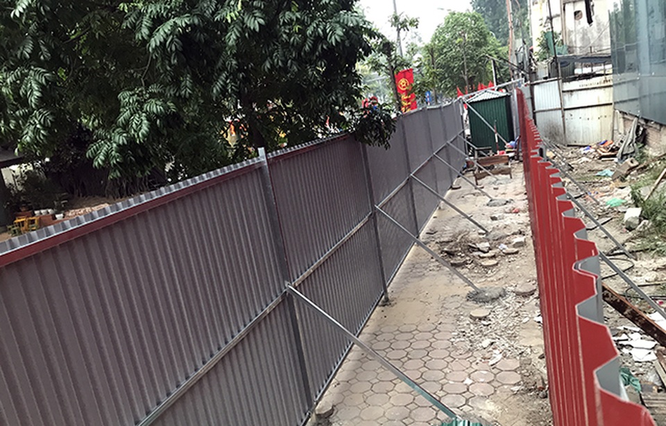 Hai lớp “lô cốt” bao quanh công trình 8B Lê Trực - 1 Hai lớp “lô cốt” bao quanh công trình 8B Lê Trực - 1