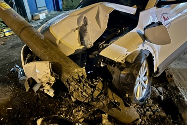 Ô tô mất lái tông gãy cột đèn chiếu sáng ở TPHCM