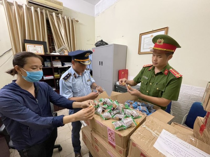 Hàng nghìn bánh trung thu nhập lậu bị thu giữ.