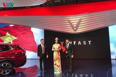 Cần “những người khổng lồ”