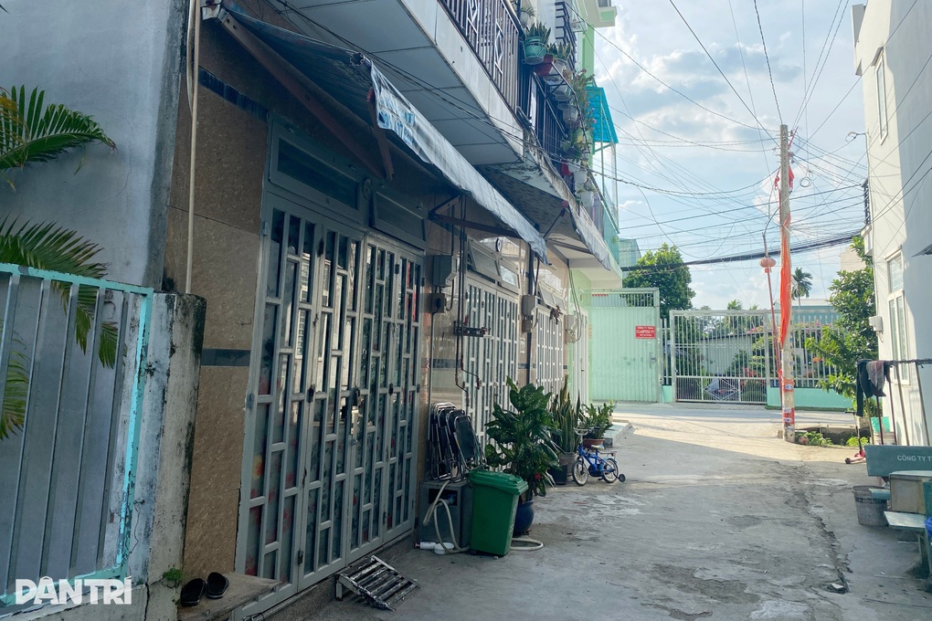 Hàng xóm bất lực khi chứng kiến bé trai 8 tuổi bị bạo hành ở TPHCM - 1 Hàng xóm bất lực khi chứng kiến bé trai 8 tuổi bị bạo hành ở TPHCM - 1