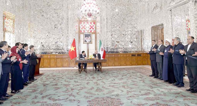 Chủ tịch Quốc hội Vương Đình Huệ và Chủ tịch Quốc hội Iran Mohammad Bagher Ghalibaf gặp gỡ báo chí sau hội đàm