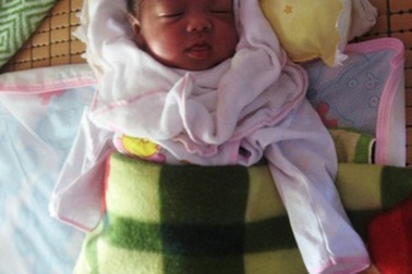 Bé gái bị bỏ rơi tại chùa Mạc Thượng được đặt tên là Nhân Sinh   