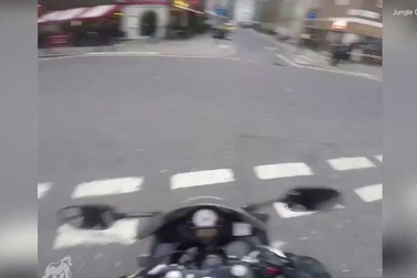 Cái giá phải trả của hai thanh niên đi ô tô trêu ghẹo phụ nữ trên đường