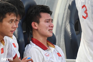 Tuyển thủ U22 Việt Nam bật khóc, thất vọng sau trận thua Indonesia