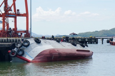 Tàu bị lật nghiêng ở cầu cảng Quy Nhơn, 50 tấn hàng chìm xuống nước