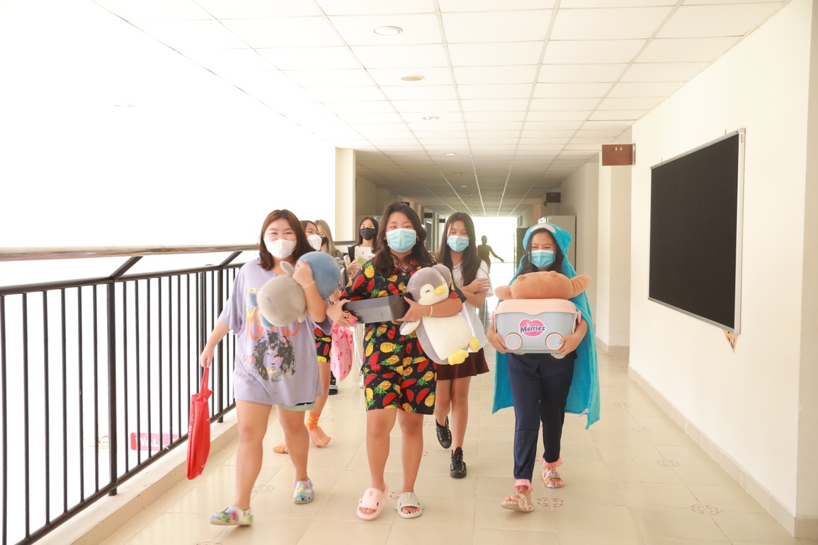 Nữ hiệu trưởng mặc đồ ngủ đi làm - 3 Nữ hiệu trưởng mặc đồ ngủ đi làm - 3
