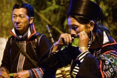 Chợ tình Việt trên báo Tây