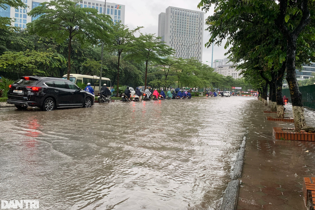 Đường phố Hà Nội thành sông sau trận mưa suốt đêm - 13 Đường phố Hà Nội thành sông sau trận mưa suốt đêm - 13