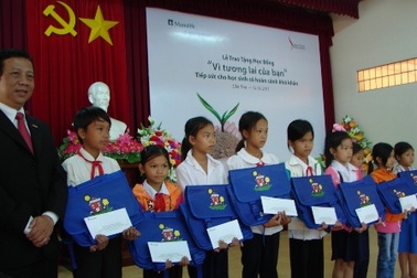 Trao 100 suất học bổng cho học sinh đặc biệt khó khăn