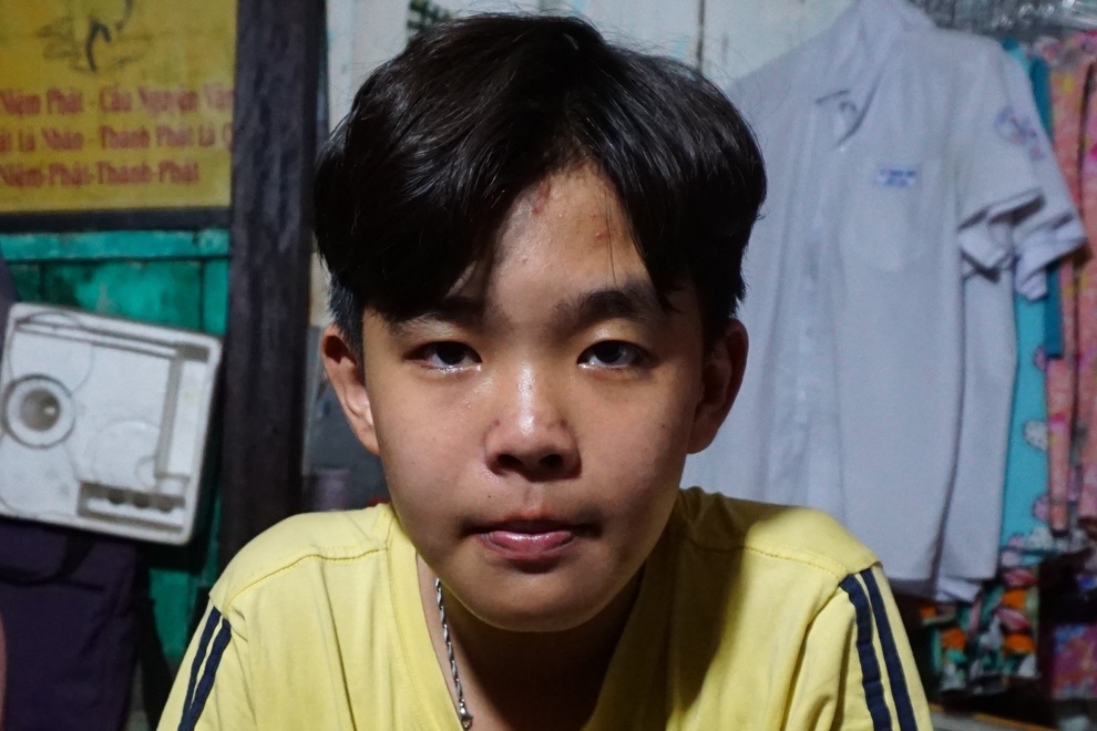 Cuộc sống cơ cực của cậu học trò giỏi bị cha bỏ rơi vừa đi học, vừa chăm mẹ - 3 Cuộc sống cơ cực của cậu học trò giỏi bị cha bỏ rơi vừa đi học, vừa chăm mẹ - 3
