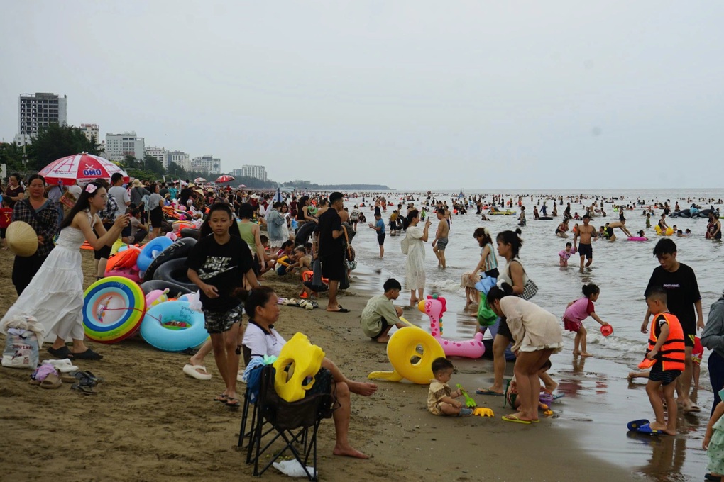Khung cảnh trái ngược trong 2 ngày cuối tuần ở biển Sầm Sơn - 1 Khung cảnh trái ngược trong 2 ngày cuối tuần ở biển Sầm Sơn - 1
