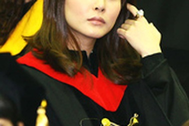 Ivy rạng rỡ trong lễ tốt nghiệp đại học