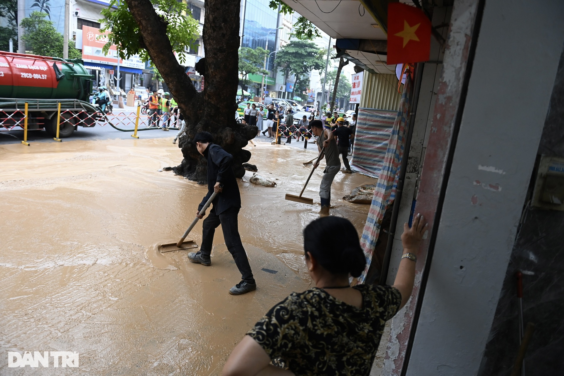 Hiện trường bùn đất phun trào trên phố Cát Linh khi đào ngầm metro Hà Nội - 2 Hiện trường bùn đất phun trào trên phố Cát Linh khi đào ngầm metro Hà Nội - 2