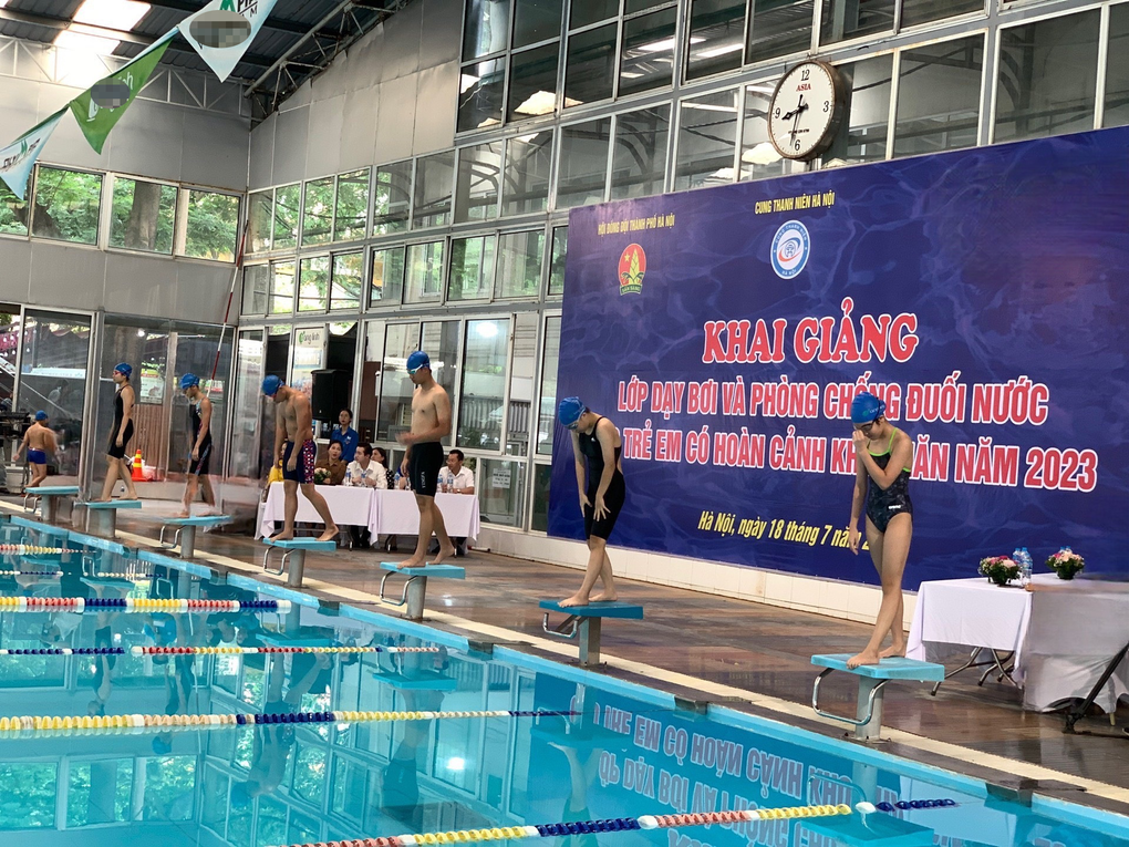 Lớp dạy bơi miễn phí cho 137 trẻ em Hà Nội có hoàn cảnh khó khăn - 2 Lớp dạy bơi miễn phí cho 137 trẻ em Hà Nội có hoàn cảnh khó khăn - 2