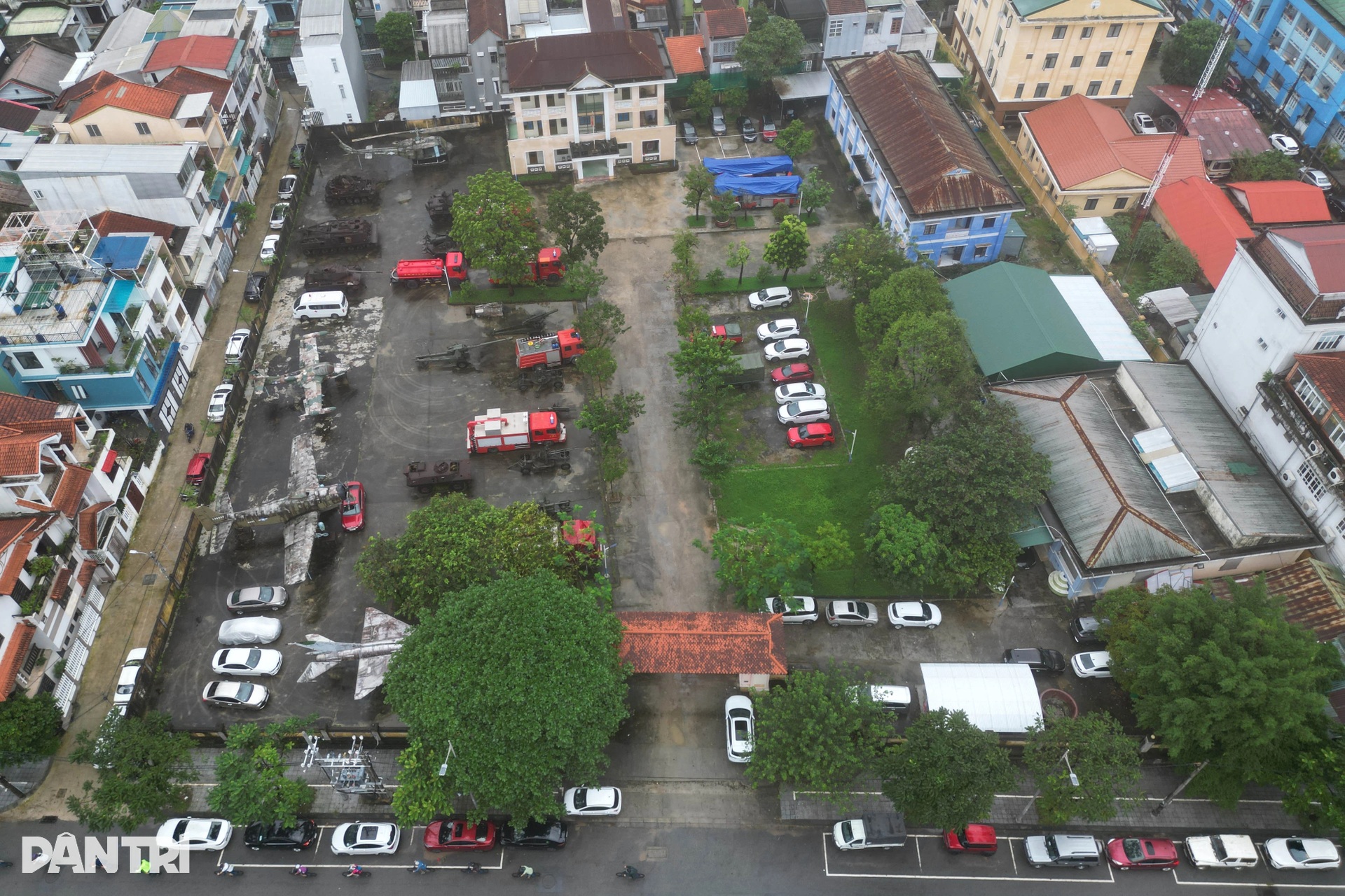 Người Huế hối hả đưa ô tô chạy lụt lần thứ 4, có chủ xe bị lập biên bản - 11 Người Huế hối hả đưa ô tô chạy lụt lần thứ 4, có chủ xe bị lập biên bản - 11