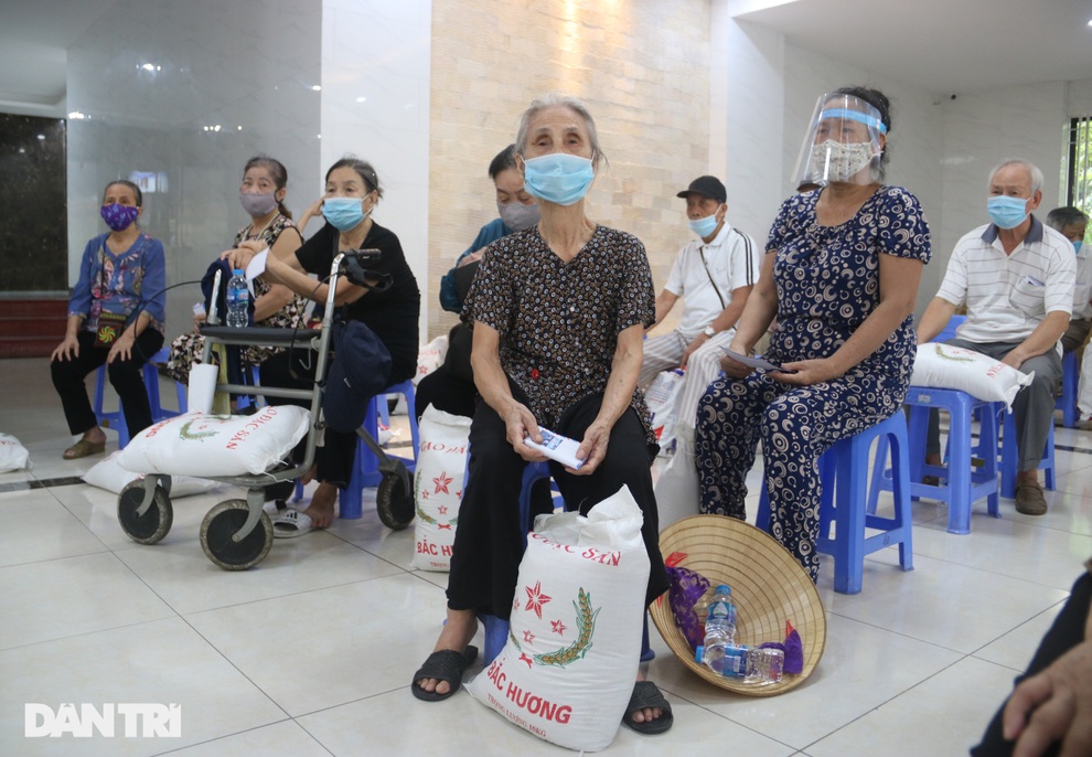 Công an Hà Nội tặng nhiều suất quà tới người già neo đơn gặp khó khăn - 2 Công an Hà Nội tặng nhiều suất quà tới người già neo đơn gặp khó khăn - 2