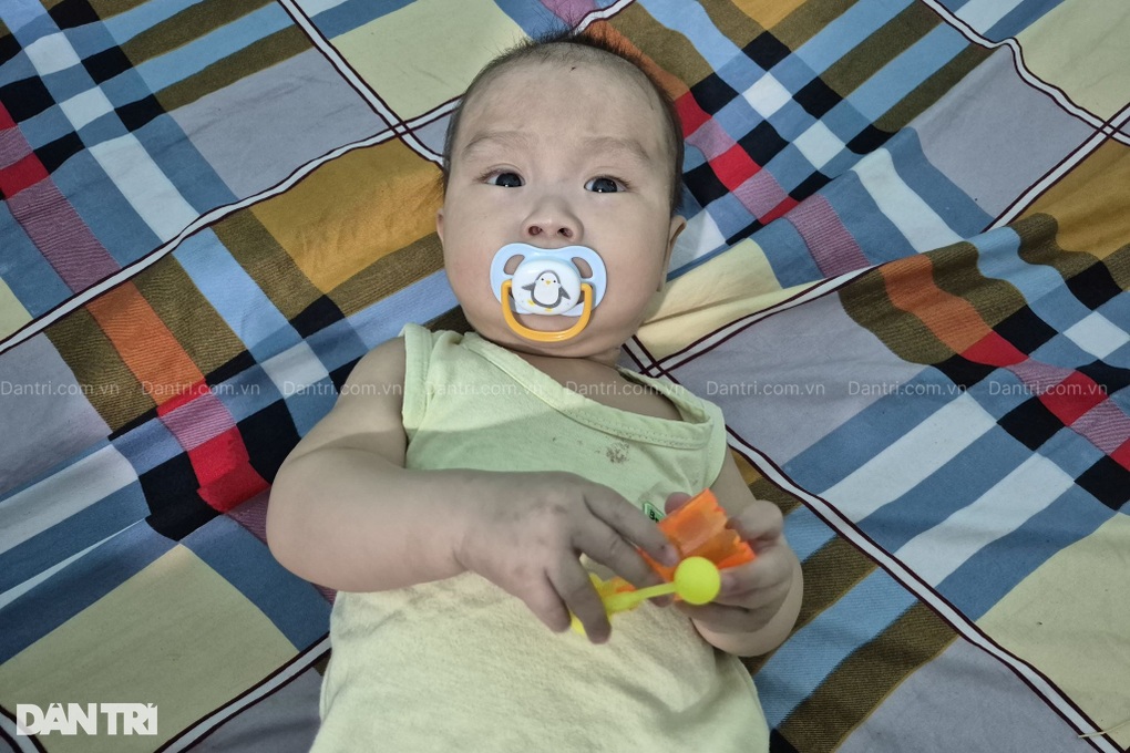 Bố trẻ nhìn con 8 tháng tuổi mắc bệnh hiểm nghèo: Mong con được sống! - 2 Bố trẻ nhìn con 8 tháng tuổi mắc bệnh hiểm nghèo: Mong con được sống! - 2