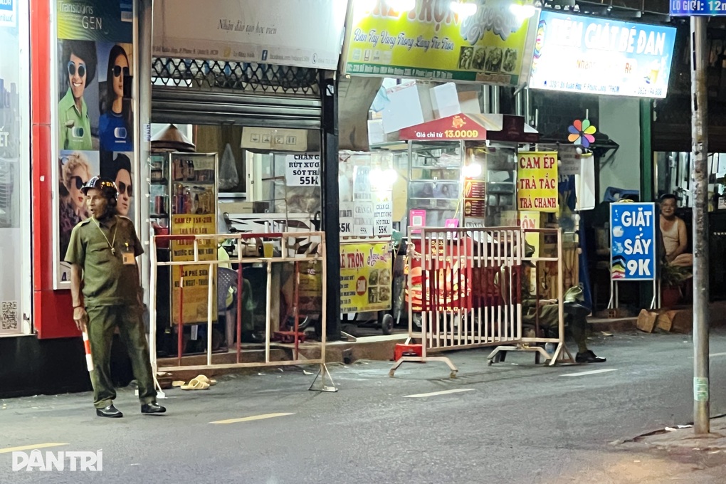 Người đàn ông bất ngờ bị đâm gục trên đường ở TPHCM - 1 Người đàn ông bất ngờ bị đâm gục trên đường ở TPHCM - 1