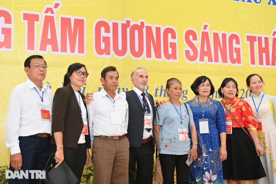 Lễ tuyên dương Những gương sáng thầm lặng vì cộng đồng - 7 Lễ tuyên dương Những gương sáng thầm lặng vì cộng đồng - 7