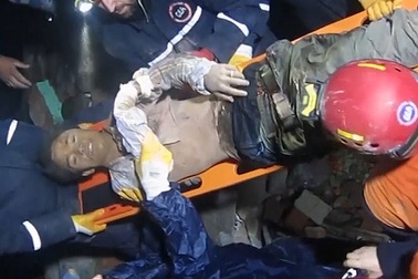 Cứu sống người đàn ông bị chôn vùi 2 ngày sau động đất