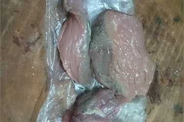 Tá hỏa phát hiện miếng thịt bò biến thành màu trắng sau 2 tiếng