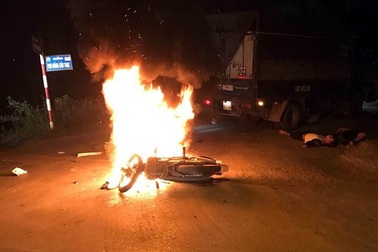 Hà Nội: Xe máy bốc cháy sau tai nạn, hai anh em sinh đôi thương vong