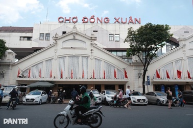 Cảnh tượng "khác lạ" ở chợ truyền thống lớn nhất Hà Nội
