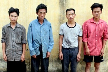 Giấu 2 bánh heroin trong thớt gỗ khoét rỗng