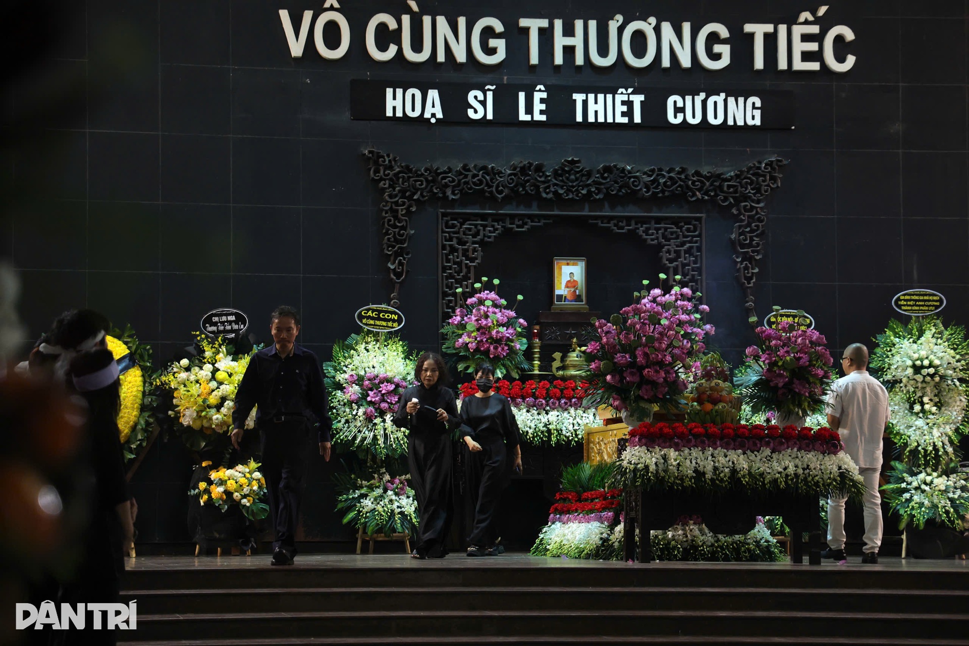 Gia đình, đông đảo nghệ sĩ tiễn đưa họa sĩ Lê Thiết Cương - 1 Gia đình, đông đảo nghệ sĩ tiễn đưa họa sĩ Lê Thiết Cương - 1