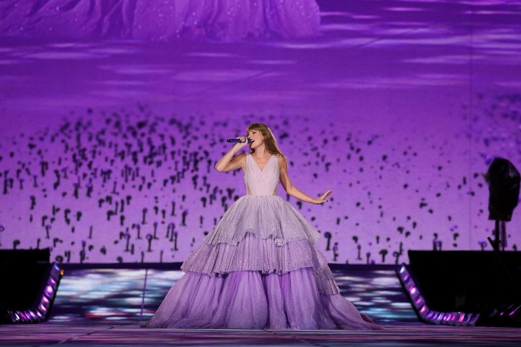 Taylor Swift dresses like a princess at the Eras Tour - 10