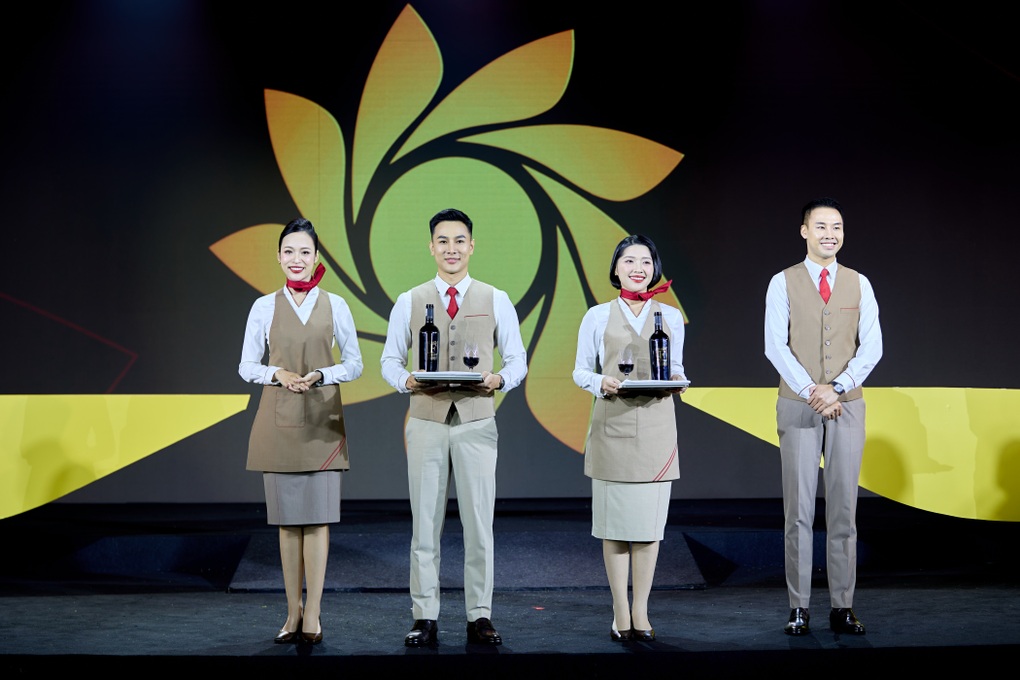 Vietnam Airlines ma nową linię lotniczą. Co jest wyjątkowego w tym mundurze lotniczym? - 4 Hàng không Việt Nam có thêm hãng mới, đồng phục bay có gì đặc biệt? - 4