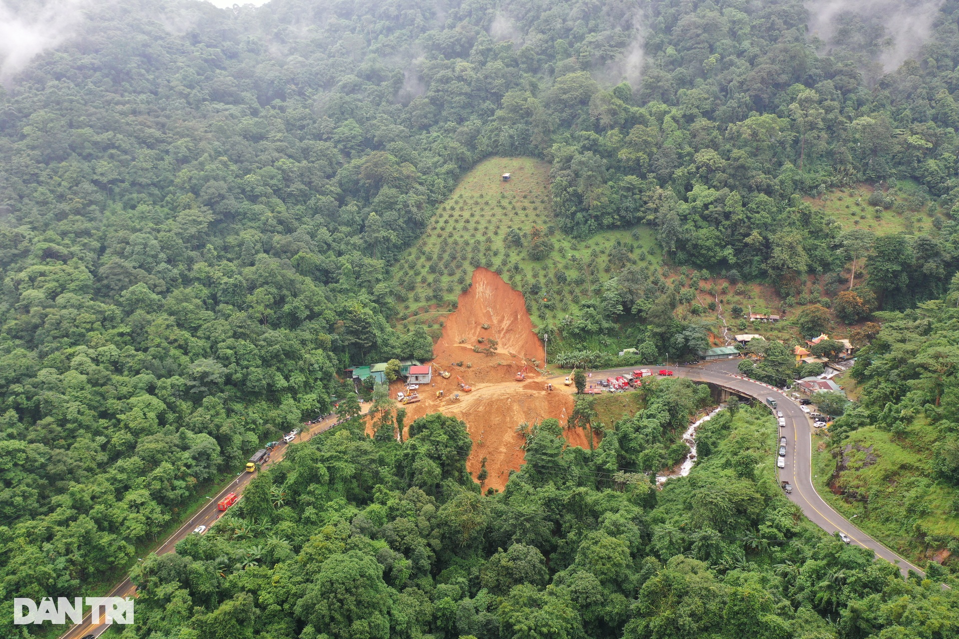 Nạn nhân thứ 4 trong vụ sạt lở đèo Bảo Lộc được đưa ra ngoài - 13 Nạn nhân thứ 4 trong vụ sạt lở đèo Bảo Lộc được đưa ra ngoài - 13