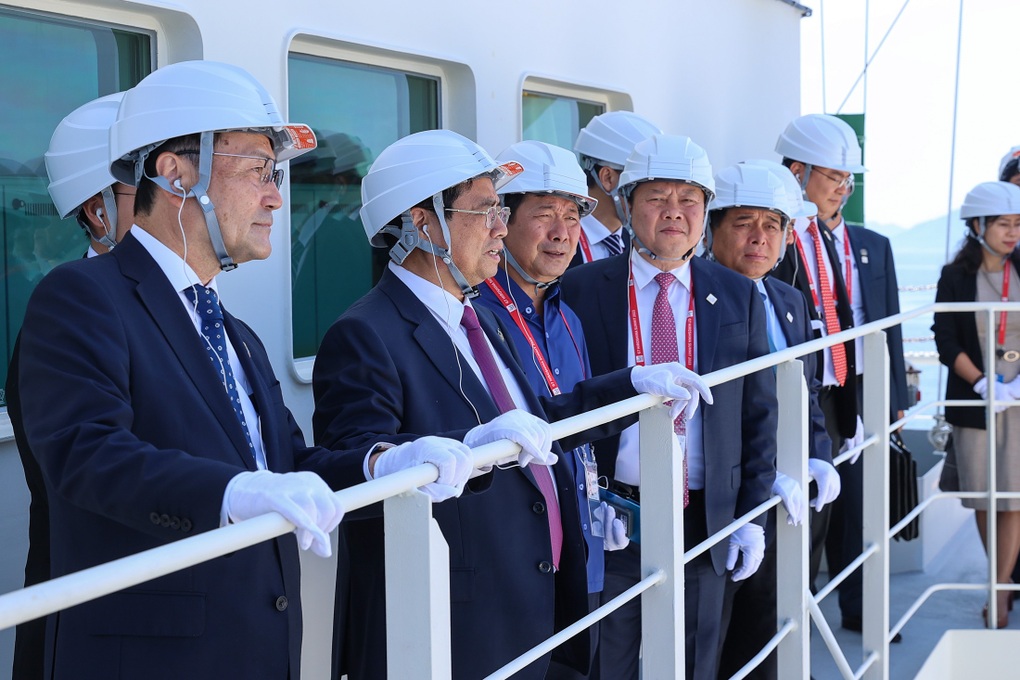 Thủ tướng trải nghiệm lái tàu chở hydro lỏng duy nhất trên thế giới - 7 Thủ tướng trải nghiệm lái tàu chở hydro lỏng duy nhất trên thế giới - 7