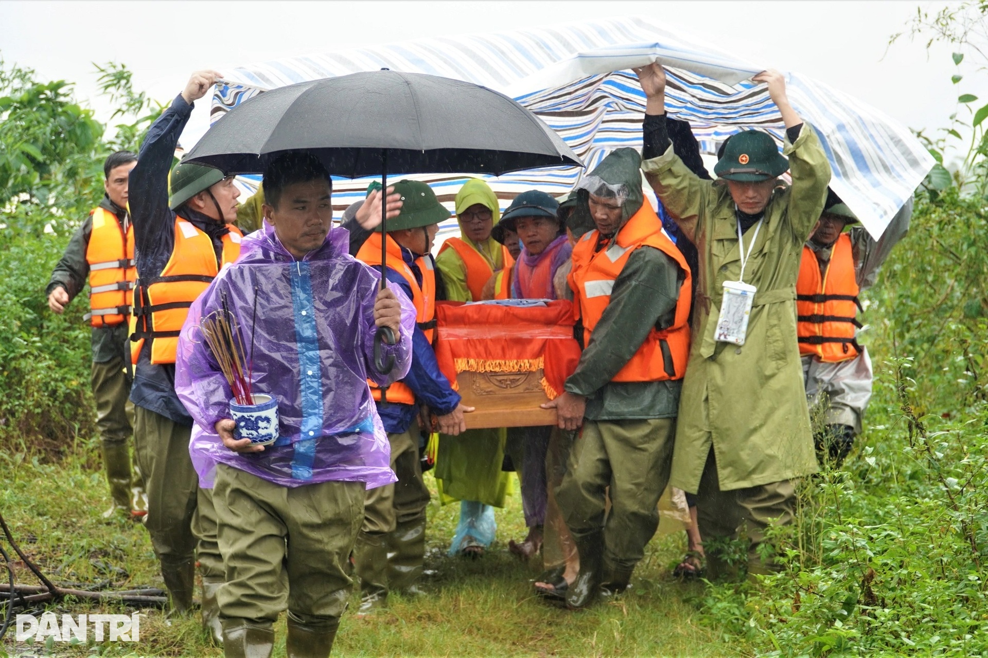 Đưa người quá cố đi hỏa táng giữa mênh mông nước lũ - 7 Đưa người quá cố đi hỏa táng giữa mênh mông nước lũ - 7