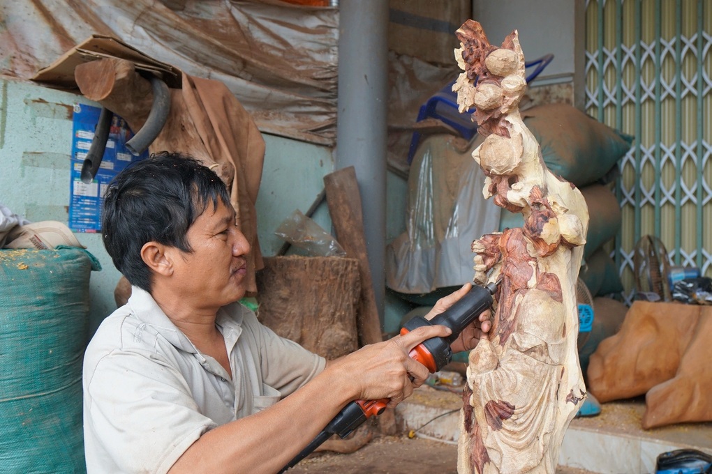 Biến gốc cây khô thành tác phẩm gỗ mỹ nghệ tiền triệu, hút khách dịp Tết - 1 Biến gốc cây khô thành tác phẩm gỗ mỹ nghệ tiền triệu, hút khách dịp Tết - 1