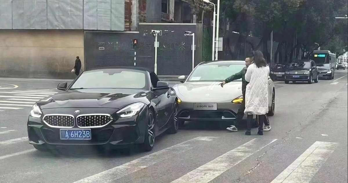 Có vẻ như trong lúc tình hình mất kiểm soát, tài xế đã cố đánh lái tránh đuôi xe BMW nhưng không kịp (Ảnh: Weibo).