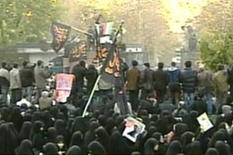 Người biểu tình Iran xông vào sứ quán Anh đập phá