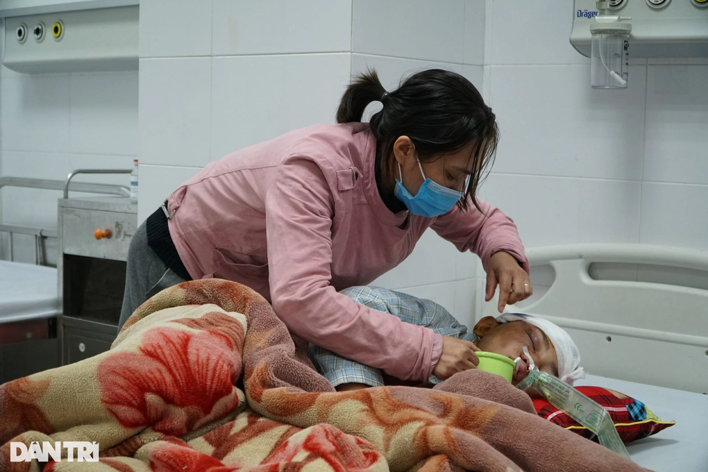Ngày Tết buồn của người mẹ có 2 con vừa bị tai nạn nghiêm trọng - 1 Ngày Tết buồn của người mẹ có 2 con vừa bị tai nạn nghiêm trọng - 1