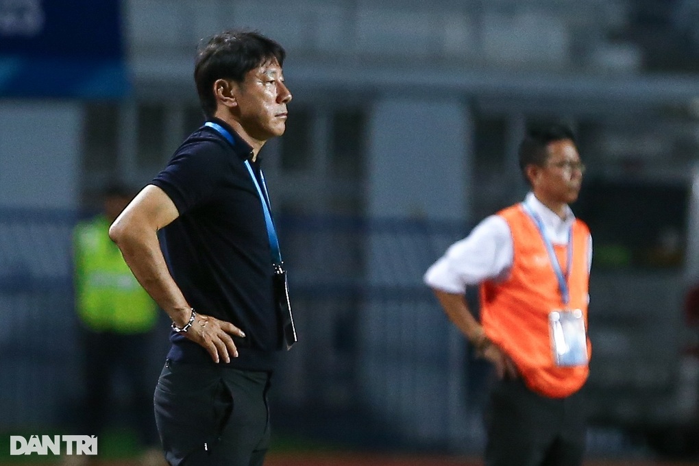 HLV Shin Tae Yong nổi điên, chỉ trích trọng tài sau trận thua U23 Việt Nam - 1 HLV Shin Tae Yong nổi điên, chỉ trích trọng tài sau trận thua U23 Việt Nam - 1