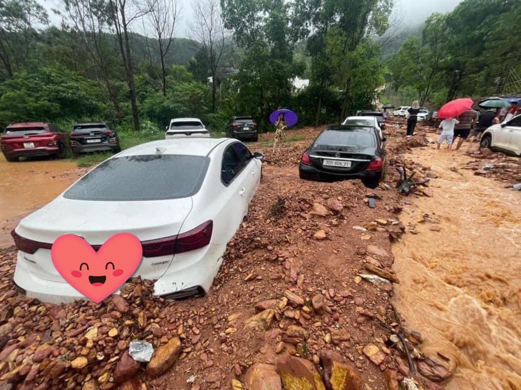 Hàng loạt ô tô đỗ ven đường bị vùi lấp, mắc kẹt sau trận mưa lớn ở Hà Nội - 2 Hàng loạt ô tô đỗ ven đường bị vùi lấp, mắc kẹt sau trận mưa lớn ở Hà Nội - 2