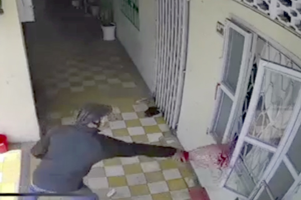 Camera ghi cận cảnh nam thanh niên ngang nhiên tạt sơn vào nhà dân - 1 Camera ghi cận cảnh nam thanh niên ngang nhiên tạt sơn vào nhà dân - 1