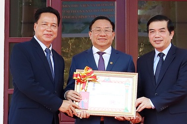 Chủ tịch nước CHDCND Lào trao tặng Huân chương Lao động hạng Ba cho tỉnh Hà Tĩnh