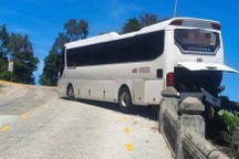 Xe khách bị tụt dốc, lao vào bờ tường trên chùa Linh Ứng