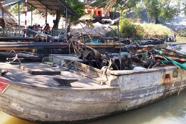 Cảnh sát mật phục bắt giữ 2 tàu “cát tặc” trong đêm khuya