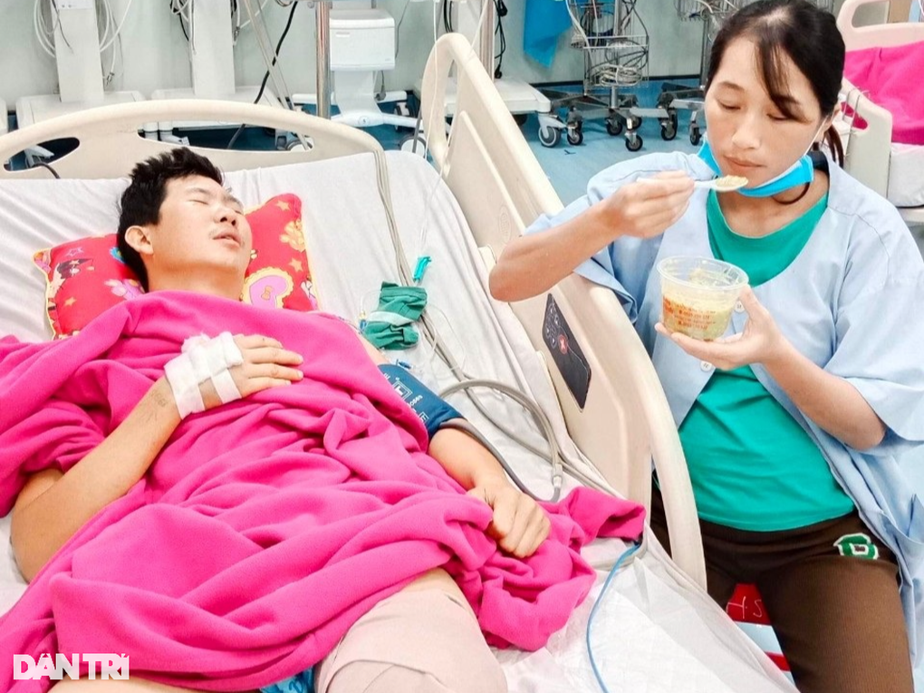 Hơn 300 triệu đồng đến với người đàn ông bị cắt cụt chân sau vụ nổ - 2 Hơn 300 triệu đồng đến với người đàn ông bị cắt cụt chân sau vụ nổ - 2