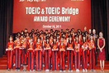 Anh Văn Hội Việt Mỹ trao chứng chỉ TOEIC - TOEIC Bridge cho 386 học viên