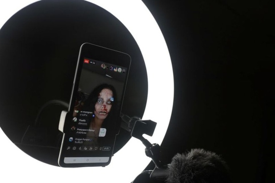 Cô gái Thái hóa trang “rùng rợn”, livestream để bán quần áo của người chết - 1 Cô gái Thái hóa trang “rùng rợn”, livestream để bán quần áo của người chết - 1
