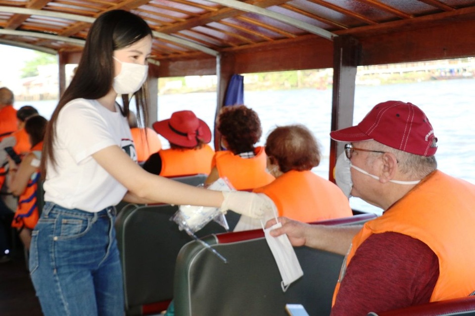 Ngành du lịch Cần Thơ phát khẩu trang cho thương hồ Chợ Nổi Cái Răng - 4 Ngành du lịch Cần Thơ phát khẩu trang cho thương hồ Chợ Nổi Cái Răng - 4