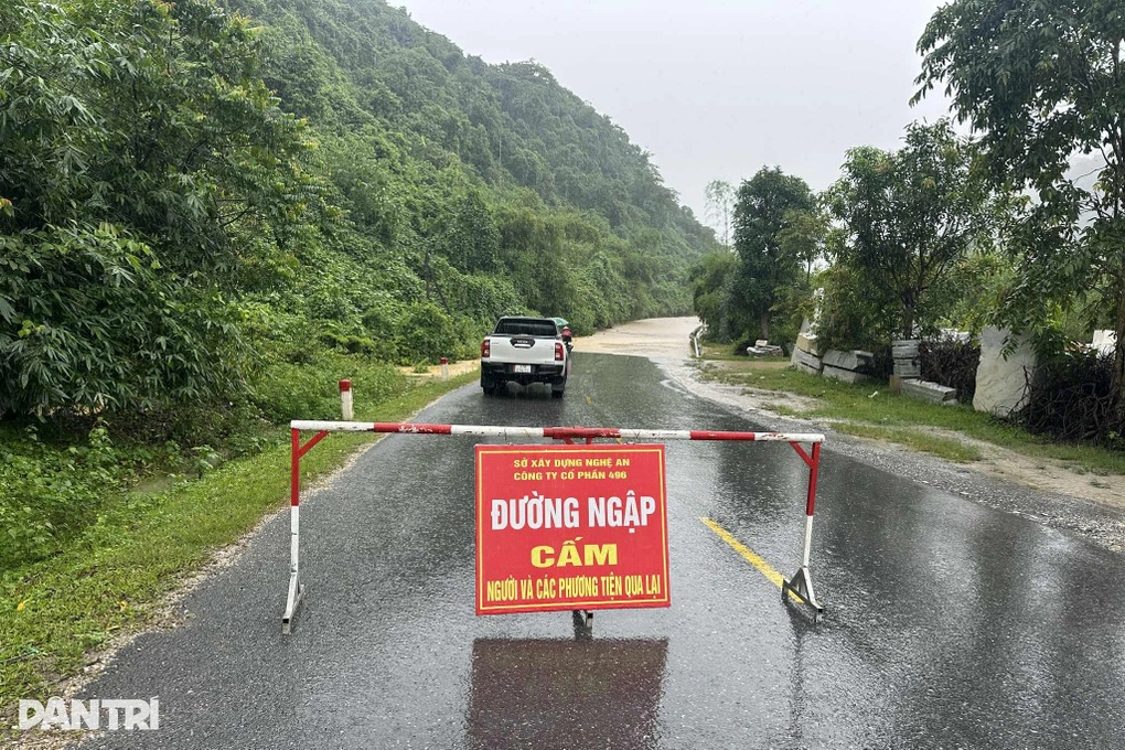 Nước lũ dâng cao, nhiều nơi bị chia cắt khi bão Bualoi chưa vào - 6 Nước lũ dâng cao, nhiều nơi bị chia cắt khi bão Bualoi chưa vào - 6